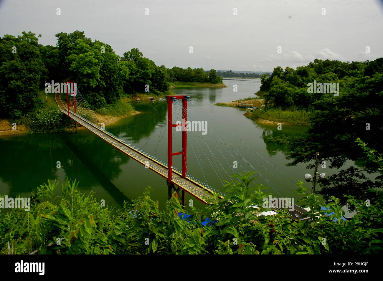 Un ponte sospeso sul Kaptai lago in Rangamati. Kaptai lago è un uomo; fatta lago del sud; Bangladesh orientale. È situato nel distretto di Rangamati di Foto Stock
