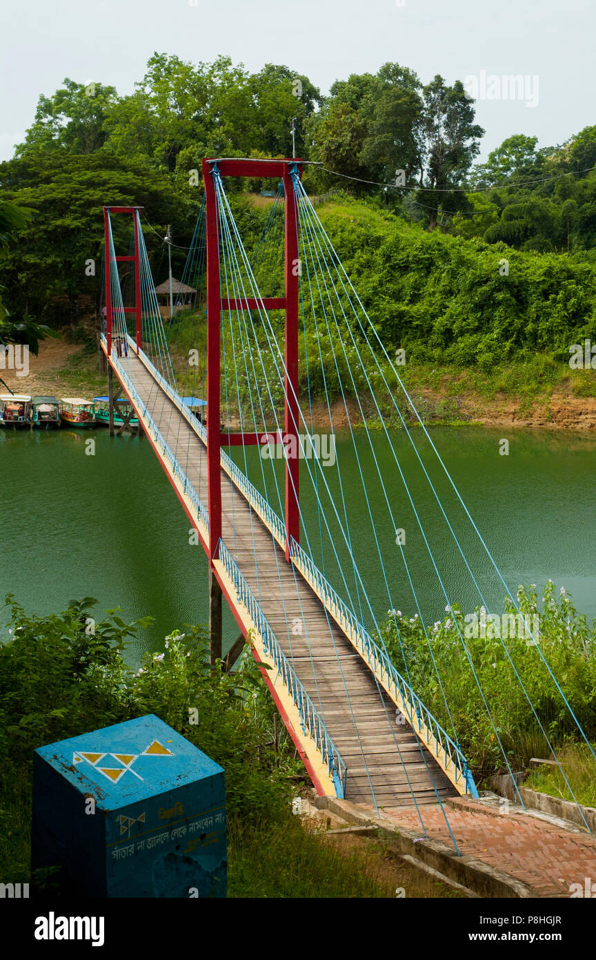 Un ponte sospeso sul Kaptai lago in Rangamati. Kaptai lago è un uomo; fatta lago del sud; Bangladesh orientale. È situato nel distretto di Rangamati di Foto Stock