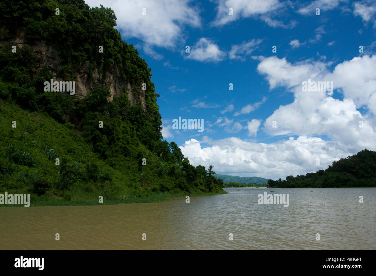 Il Kaptai lago di Rangamati in Bangladesh. Una popolare destinazione turistica, è il paese più grande lago artificiale, diffondendo in 680 kilomet quadrato Foto Stock