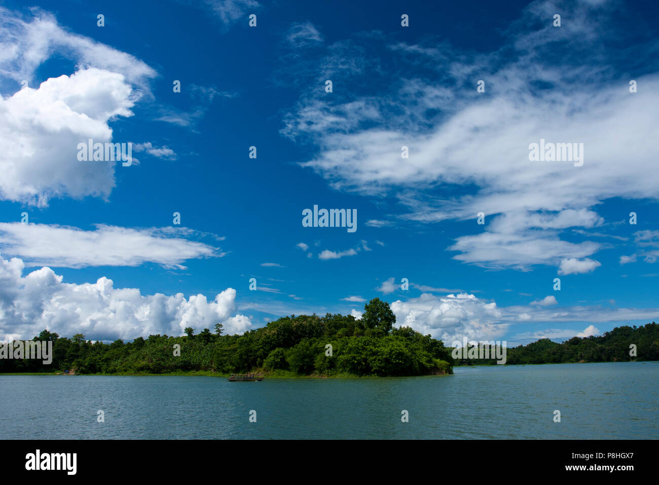 Il Kaptai lago di Rangamati in Bangladesh. Una popolare destinazione turistica, è il paese più grande lago artificiale, diffondendo in 680 kilomet quadrato Foto Stock