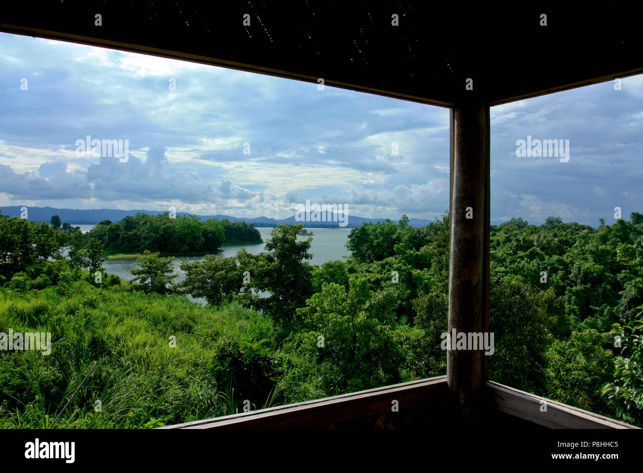 Kaptai lago è visto da un Tuk Tuk Eco Resort. Rangamati. Bangladesh. Foto Stock