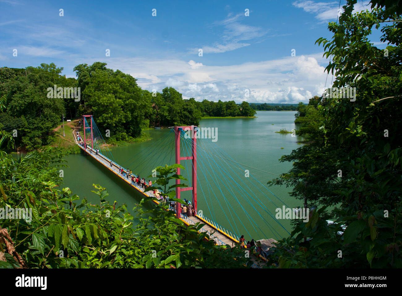 Un ponte sospeso sul Kaptai lago in Rangamati. Kaptai lago è un uomo; fatta lago del sud; Bangladesh orientale. È situato nel distretto di Rangamati di Foto Stock