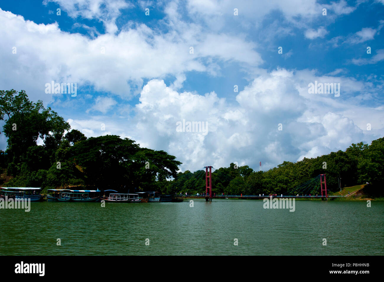 Un ponte sospeso sul Kaptai lago in Rangamati. Kaptai lago è un uomo; fatta lago del sud; Bangladesh orientale. È situato nel distretto di Rangamati di Foto Stock