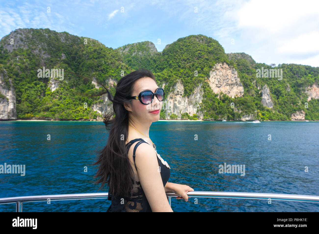 Isola di Phi Phi è ricco di risorse naturali, ha inoltre sviluppato come una piccola città. Questa area di conservazione è circondato da eleganti paesaggio. Foto Stock