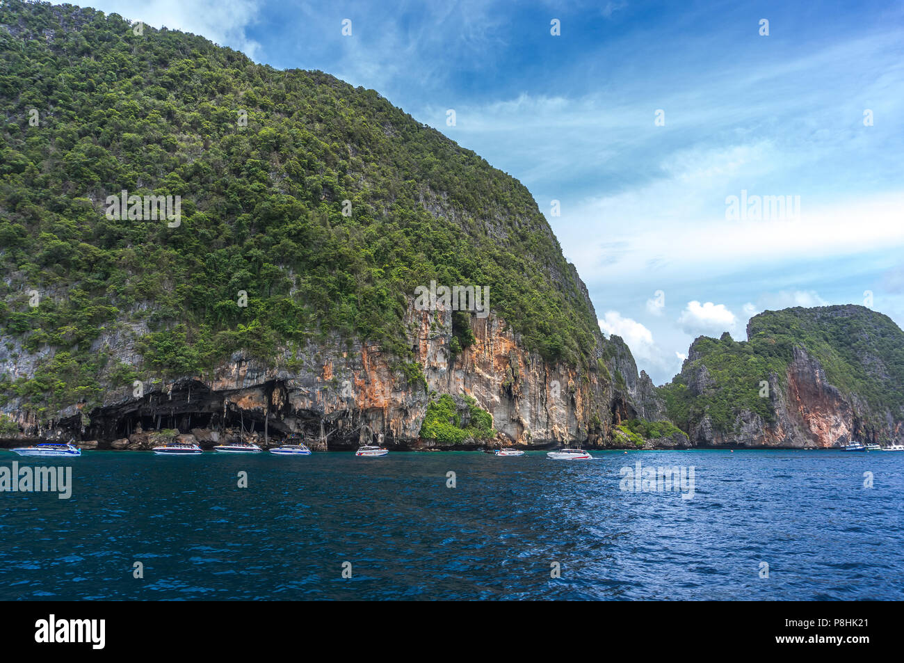 Isola di Phi Phi è ricco di risorse naturali, ha inoltre sviluppato come una piccola città. Questa area di conservazione è circondato da eleganti paesaggio. Foto Stock