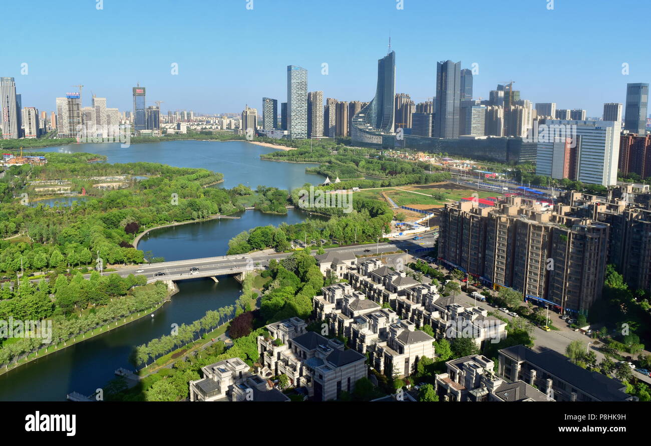 Cinese moderno skyline della città con il lago di urbano e il grande parco di Hefei Foto Stock