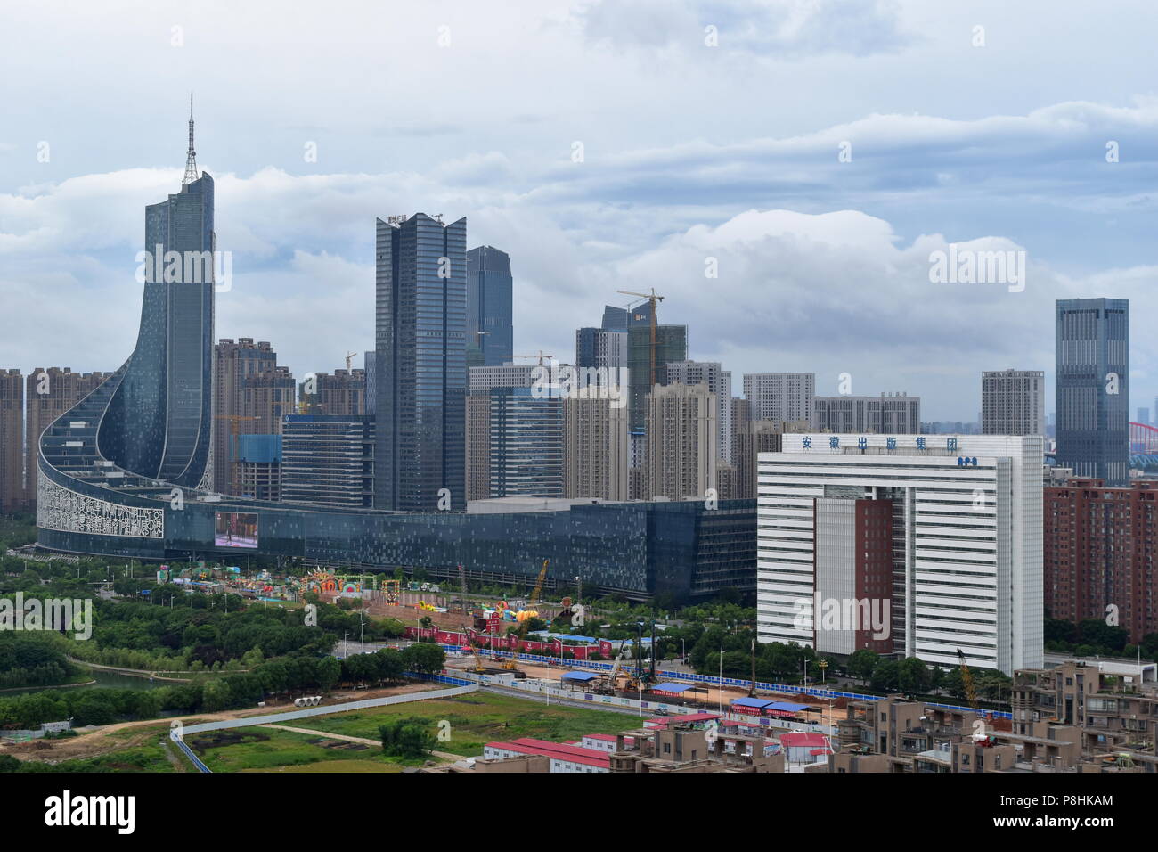 Cinese moderno skyline della città in rapida crescita - Hefei, Cina Foto Stock