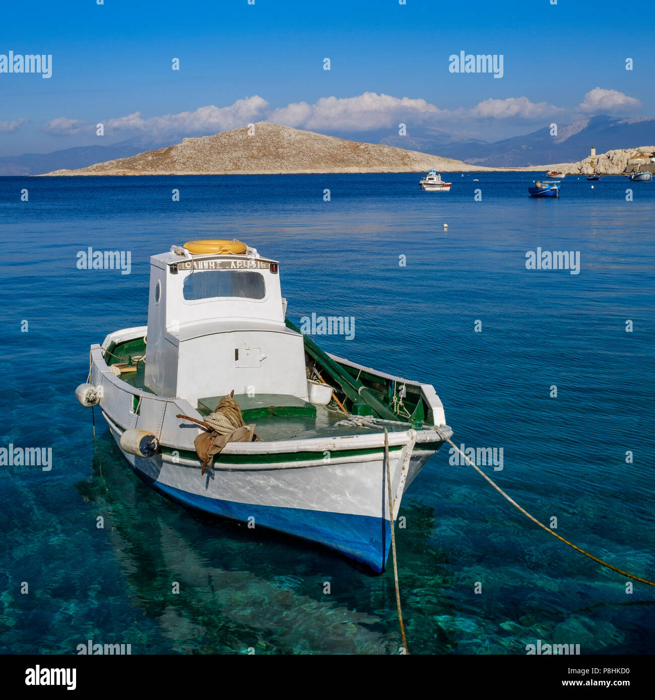 Un piccolo blu e bianco Pesca in barca nel porto di Chalki. Foto Stock
