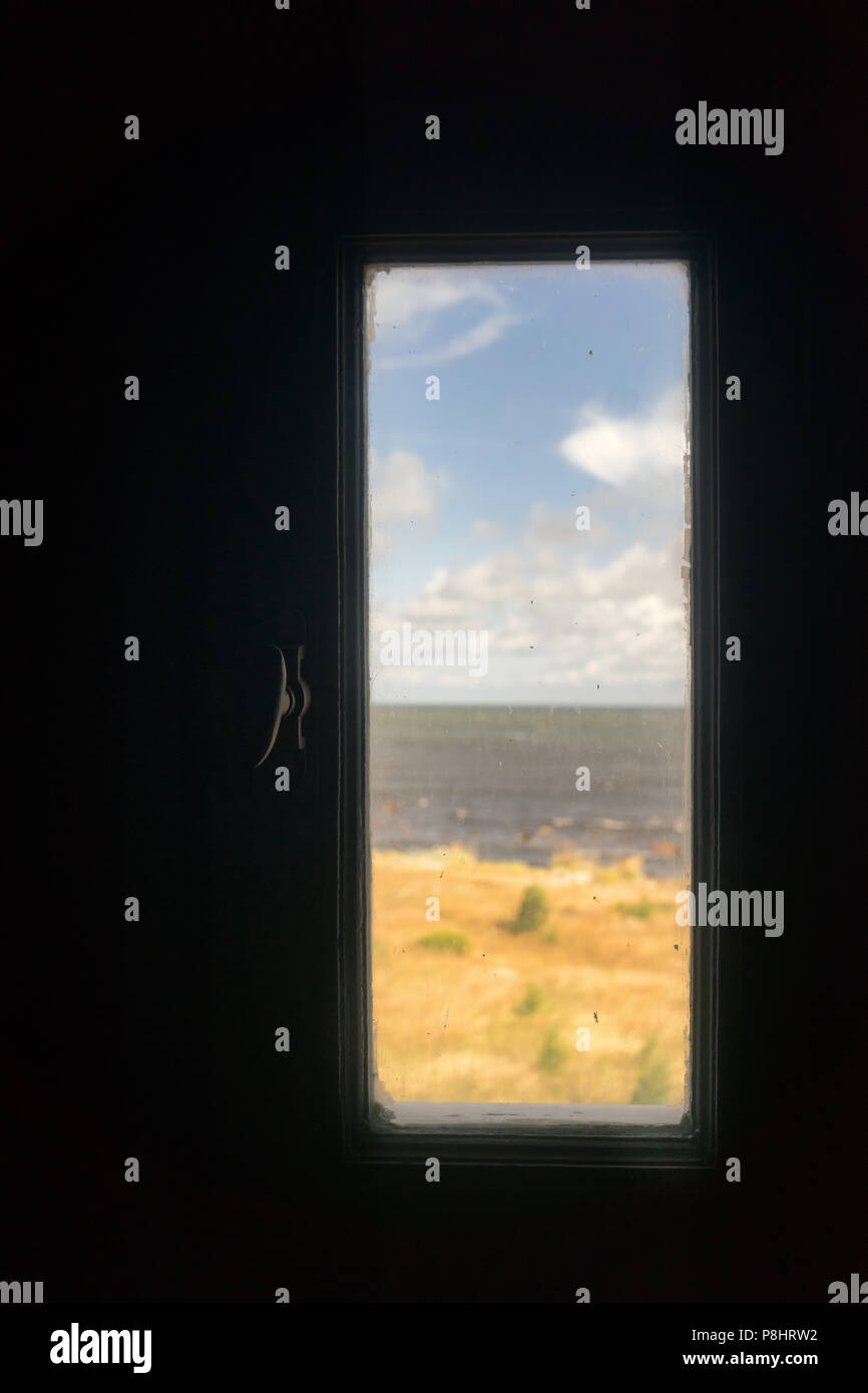 Uno scorcio del Mar Baltico con dune di sabbia attraverso una finestra su un faro Foto Stock