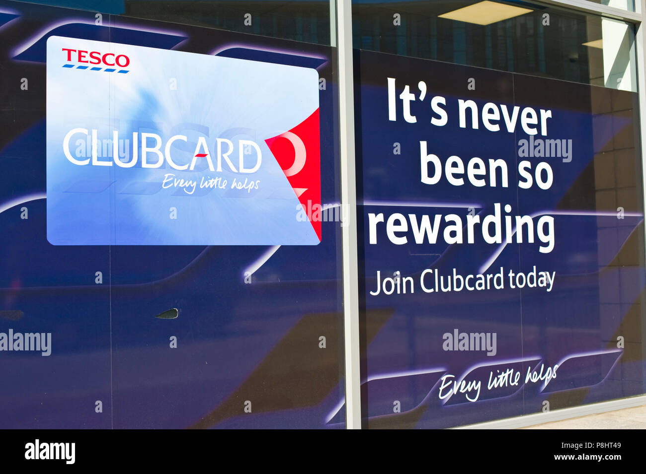 Poster per vetrina per Tesco clubcard nel centro città di Plymouth Devon England Regno Unito Foto Stock