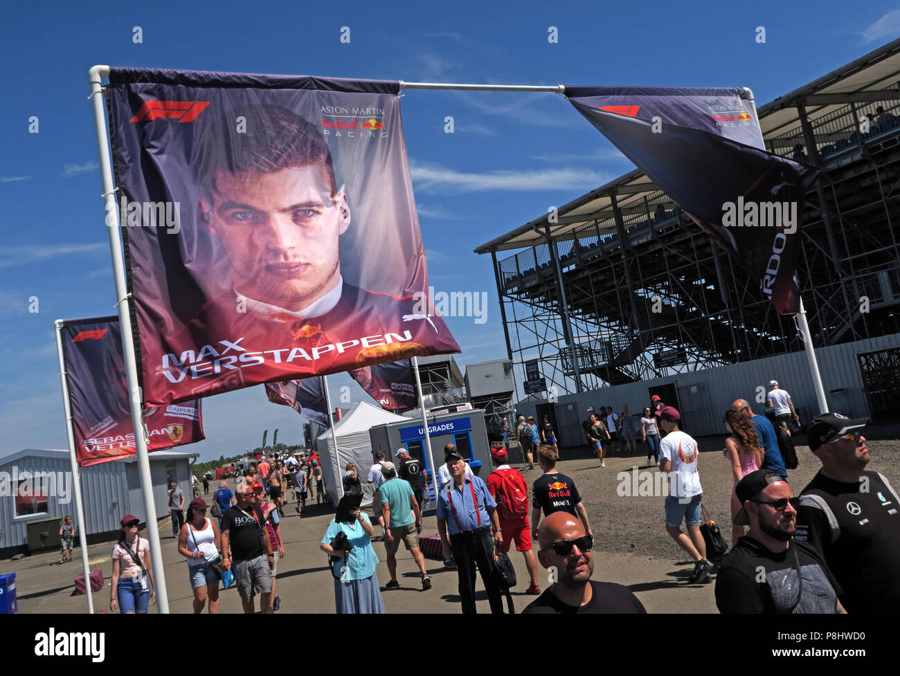 F1 Driver sulle bandiere,Max Verstappen, Silverstone le corse di Formula Uno circuito, il British Grand Prix 2018, Inghilterra, Regno Unito Foto Stock