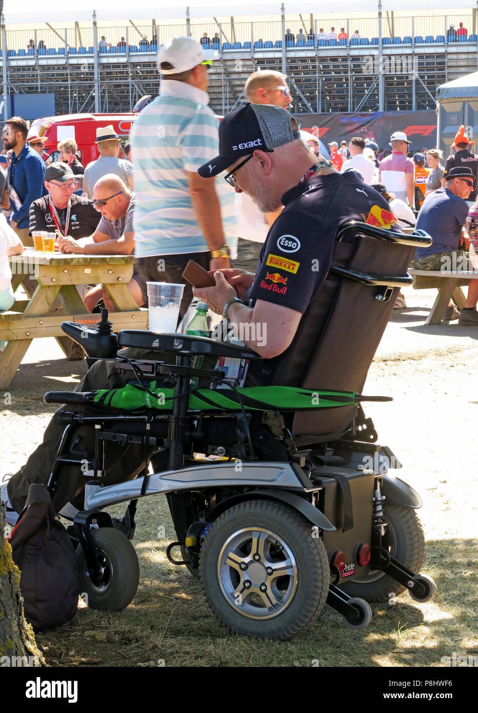 Spettatori disabili fan della Red Bull, al Gran Premio di Gran Bretagna, circuito di Silverstone, Towcester, Northamptonshire, Inghilterra, REGNO UNITO Foto Stock