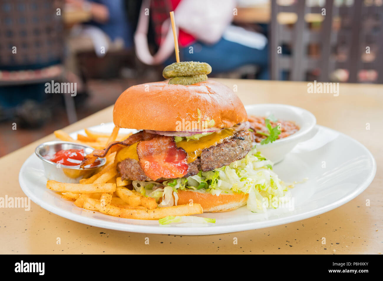 Deliziosa mezza libbra steak burger, mangiato presso la bella e storica Balboa Park di San Diego Foto Stock