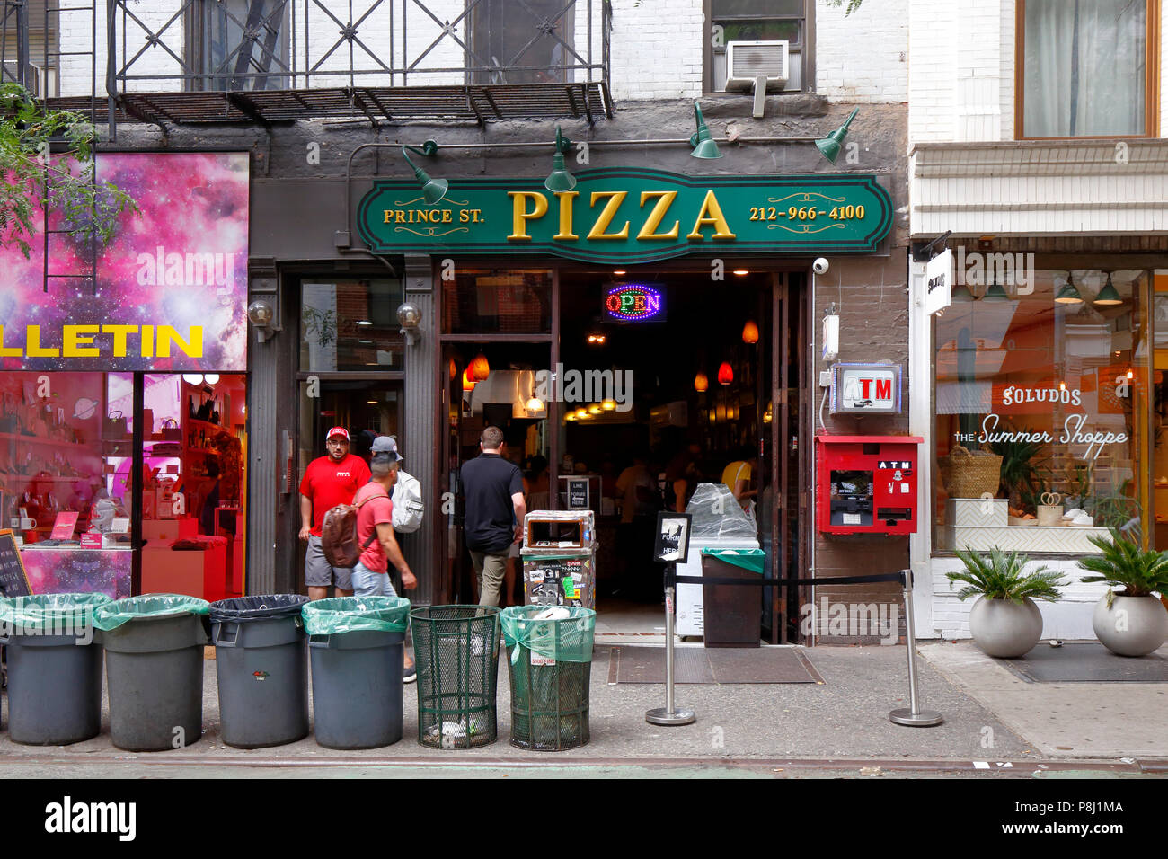 Prince Street Pizza, 27 Prince St, New York, NY. esterno alla vetrina di una pizzeria nel quartiere Nolita di Manhattan. Foto Stock
