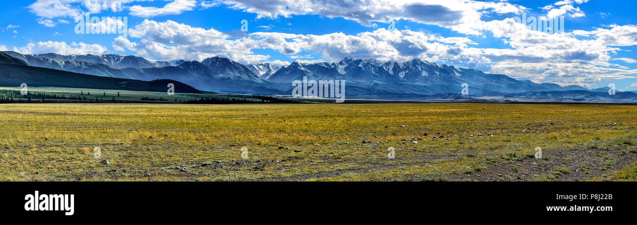 Panorama di North-Chuya cresta o Severo-Chuiskii gamma - catena di montagne di Altai repubblica, Russia - estate paesaggio di montagna con la steppa Kuray a Foto Stock