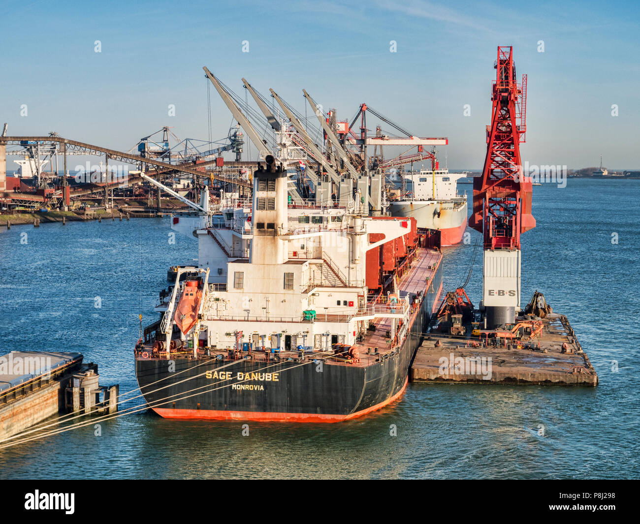 6 Aprile 2018: Rotterdam, Paesi Bassi - salvia Danubio portarinfuse al porto di Rotterdam in una soleggiata mattina di primavera con cielo blu chiaro. Foto Stock