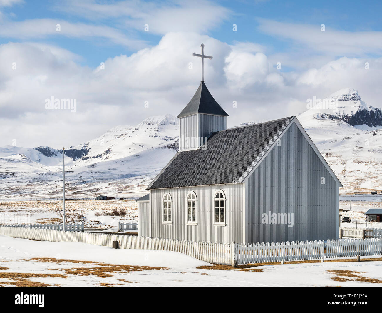 Stile tradizionale chiesa nel villaggio di Bakkagerdi, nel nord-est dell'Islanda Foto Stock