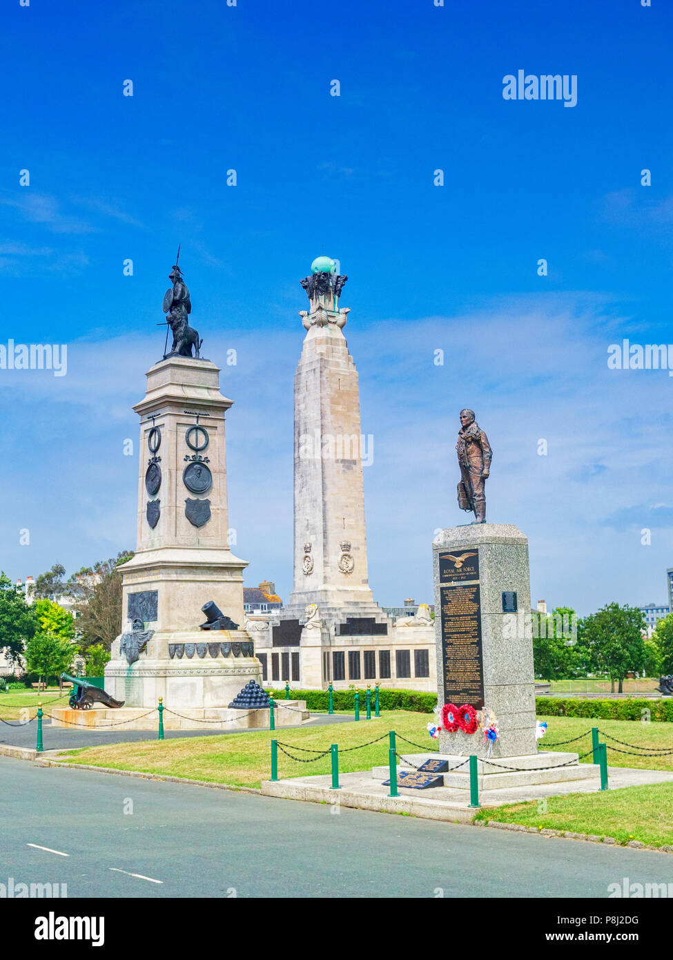 8 Giugno 2018: Plymouth, Devon, Regno Unito - monumenti o cimiteri di guerra su Plymouth Hoe - da sinistra a destra, l'Armada monumento, la Royal Navy monumento e la Ro Foto Stock