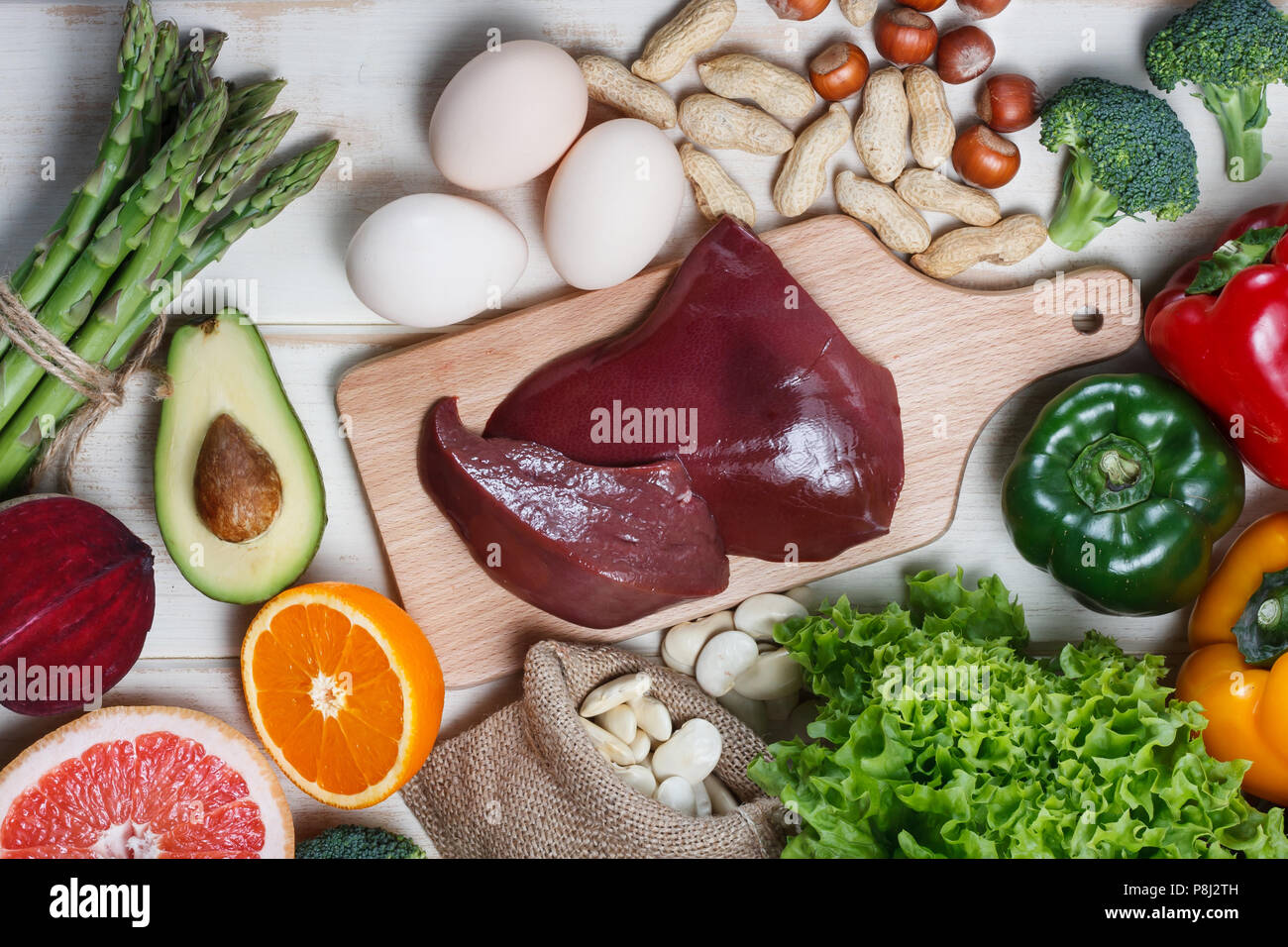 Fonti naturali di acido folico come fegato, asparagi, broccoli, uova, insalata di avocado, paprica, dadi, arancio, barbabietole e fagioli Foto Stock