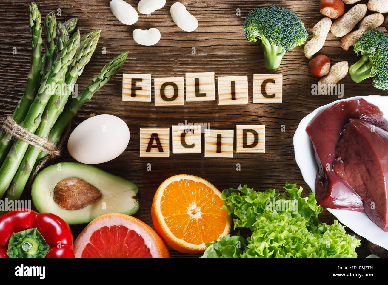 Fonti naturali di acido folico come fegato, asparagi, broccoli, uova, insalata di avocado, paprica, dadi, arancio, barbabietole e fagioli Foto Stock