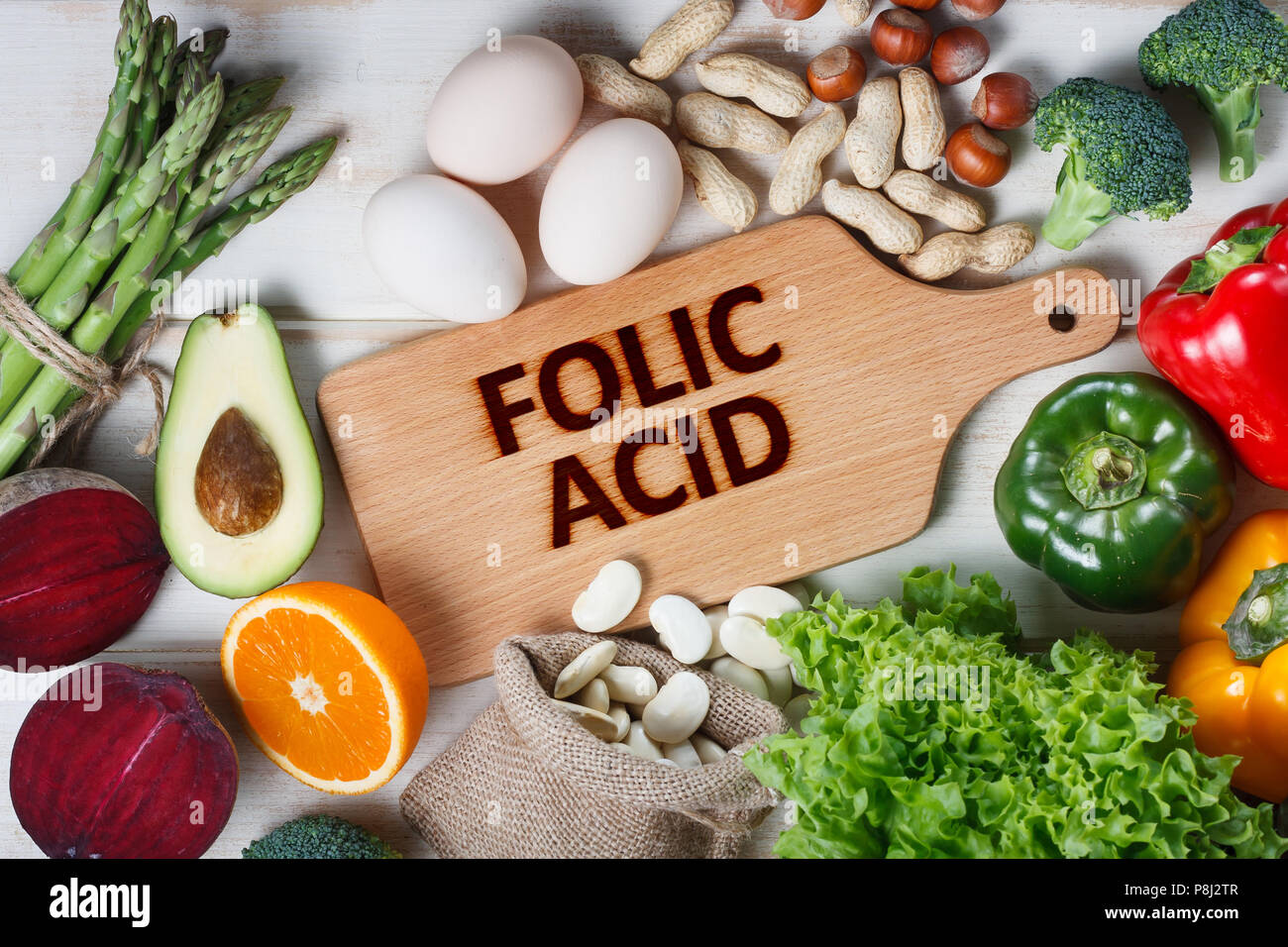 Fonti naturali di acido folico come gli asparagi, broccoli, uova, insalata di avocado, paprica, dadi, arancio, barbabietole e fagioli Foto Stock