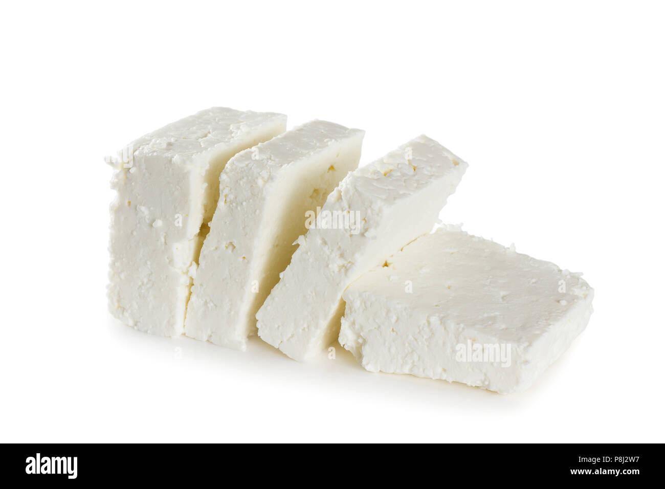 Fresche a fette di formaggio bianco isolato su sfondo bianco Foto Stock