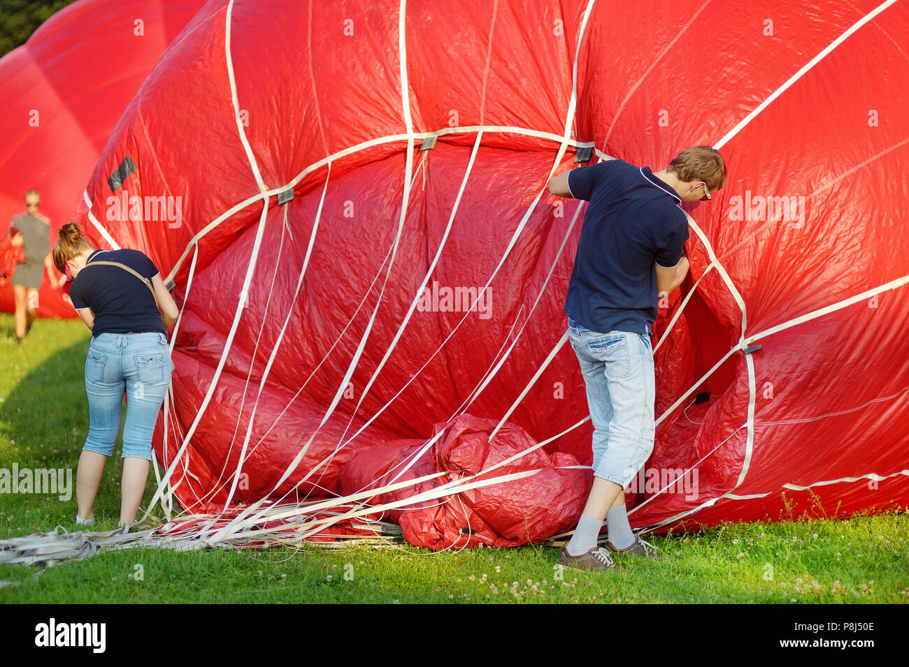 Il gonfiaggio di palloncini e cesto di palloncino - pompa di preparazione per il volo Foto Stock