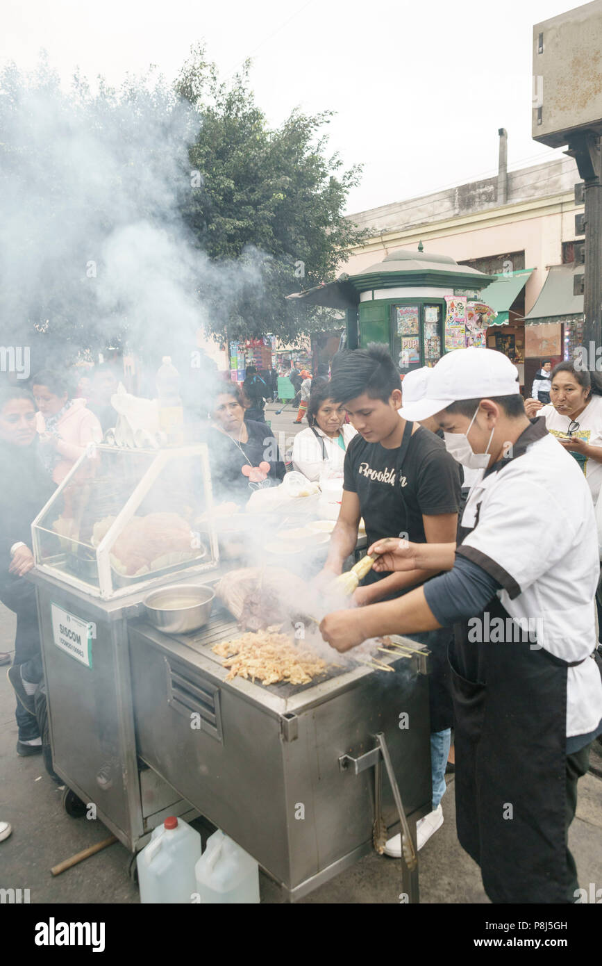 Cucina di strada, Lima, Perù. Foto Stock