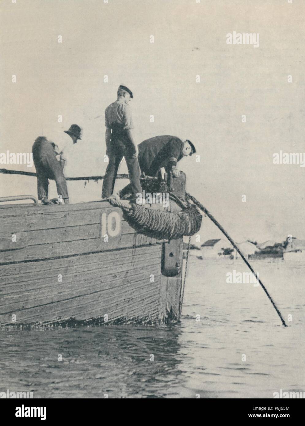 'Shore estremità di un cavo sottomarino è generalmente prevista da un accendino', 1937. Artista: sconosciuto. Foto Stock