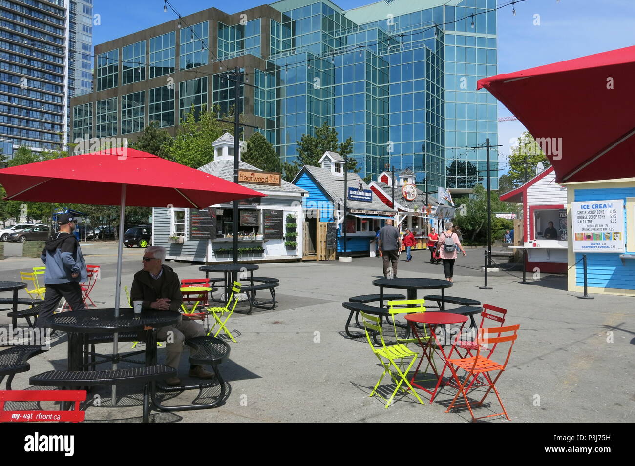 Il lungomare di Halifax è un elegante schiera di aree con posti a sedere, fast food, e cabine vendono spuntini. Foto Stock