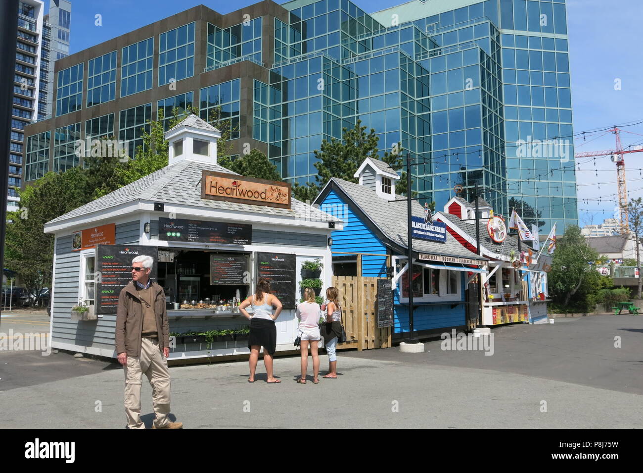 Il lungomare di Halifax è un elegante schiera di aree con posti a sedere, fast food, e cabine vendono spuntini. Foto Stock