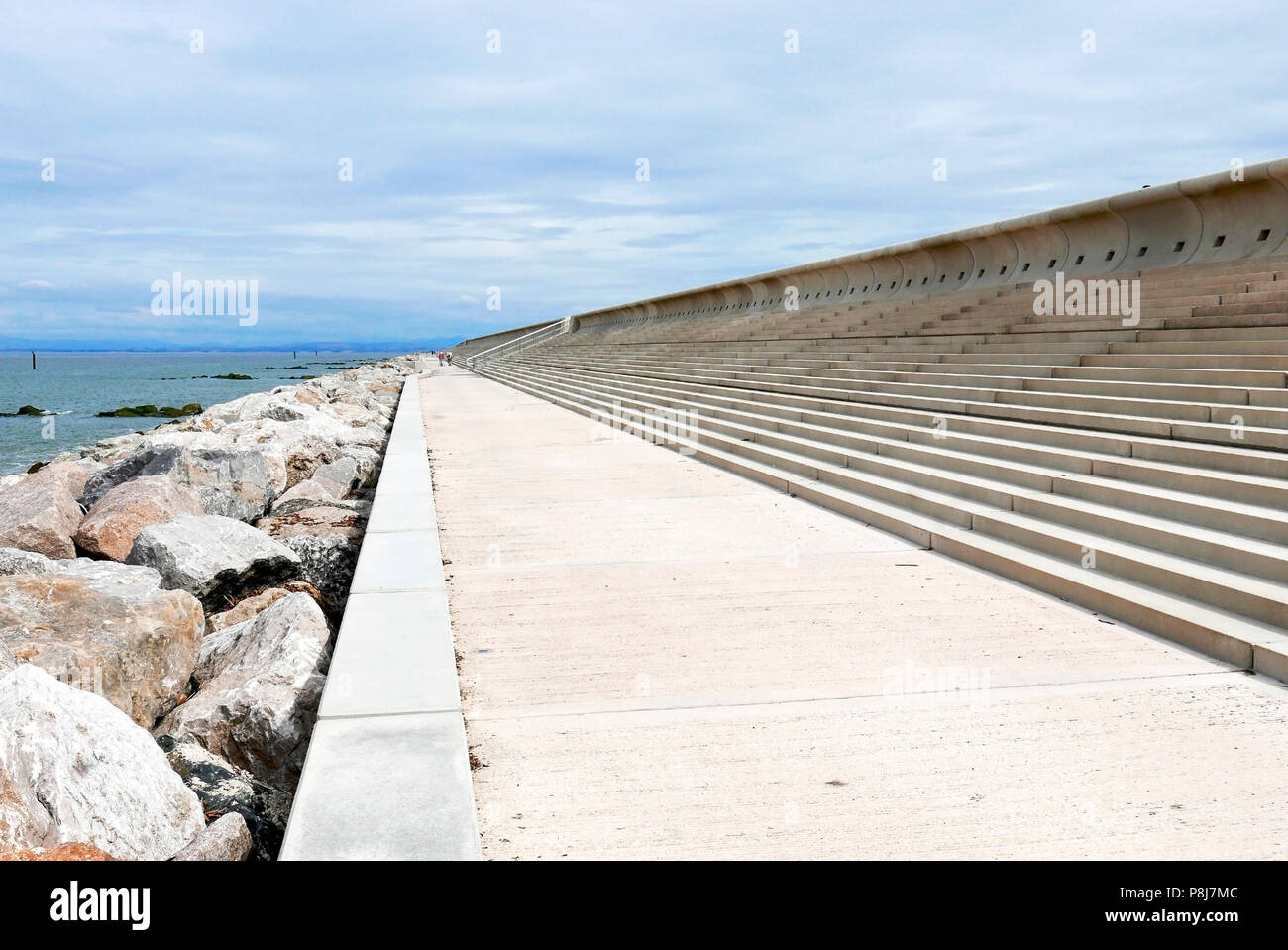 Il nuovo Rossall difese di mare parete in corrispondenza di Fleetwood, nel Lancashire,aperto 2018 Foto Stock