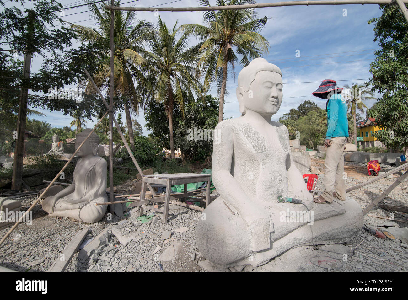 Un Buddha carving fabbrica presso il villaggio di Kakaoh ad est della città di Kampong Thom della Cambogia. Cambogia, Kampong Thom, novembre 2017, Foto Stock