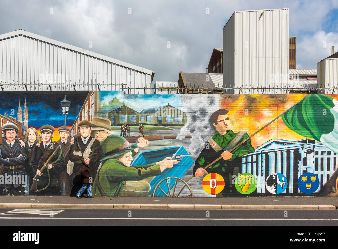Graffiti politici sulla parete nella parte occidentale di Belfast, reminiscenza della guerra civile tra Protestanti e Cattolici, Belfast Foto Stock