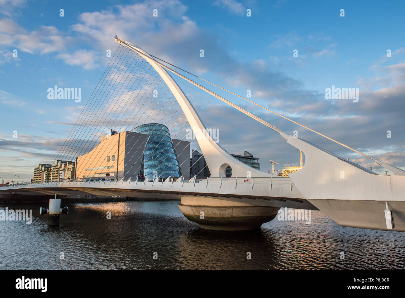 Samuel Beckett, Ponte Sospeso con Cavi di Ponte e ponte girevole sul fiume Liffey, Santiago Calatrava, Dublino Foto Stock