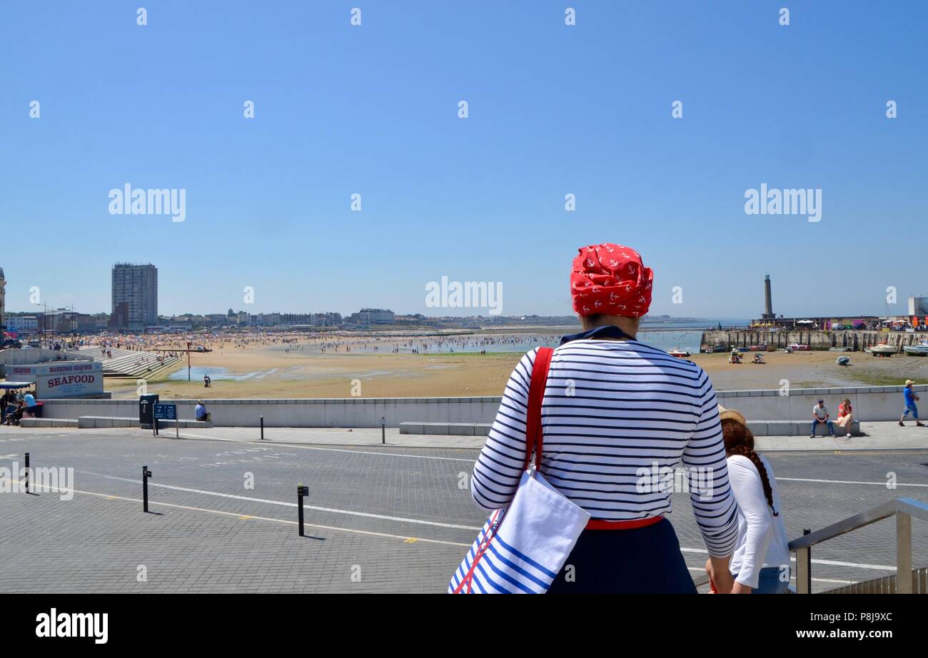 Moda Donna con abbinamento di borsa a strisce e camicia con red head sciarpa margate kent Foto Stock