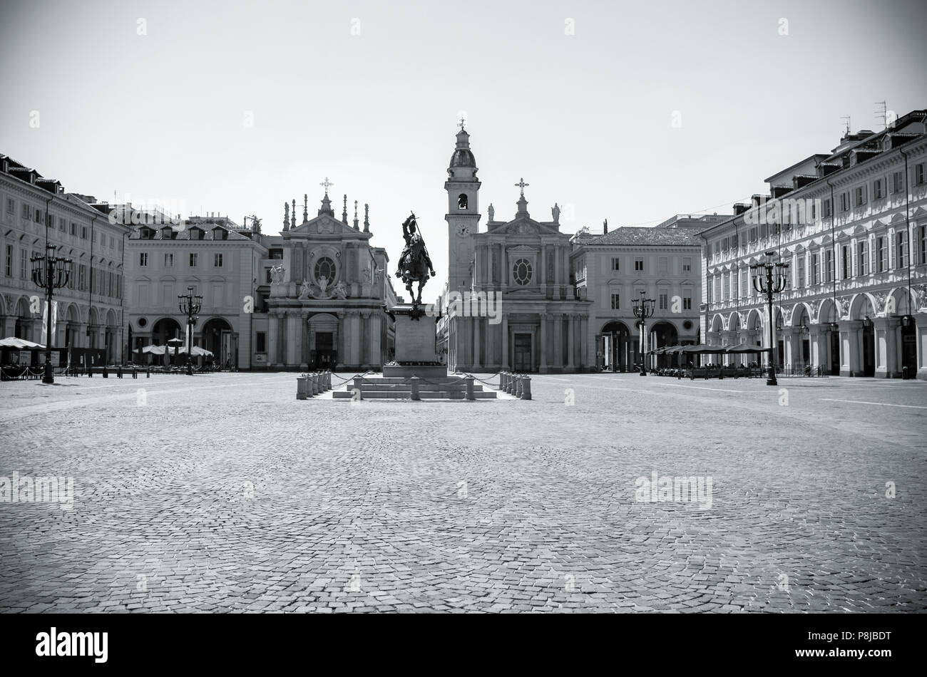 Piazza San Carlo, una delle piazze principali di Torino. Statua equestre di Emmanuel Philibert, Duca di Savoia è centrale. Piemonte, Italia, Europa. Foto Stock