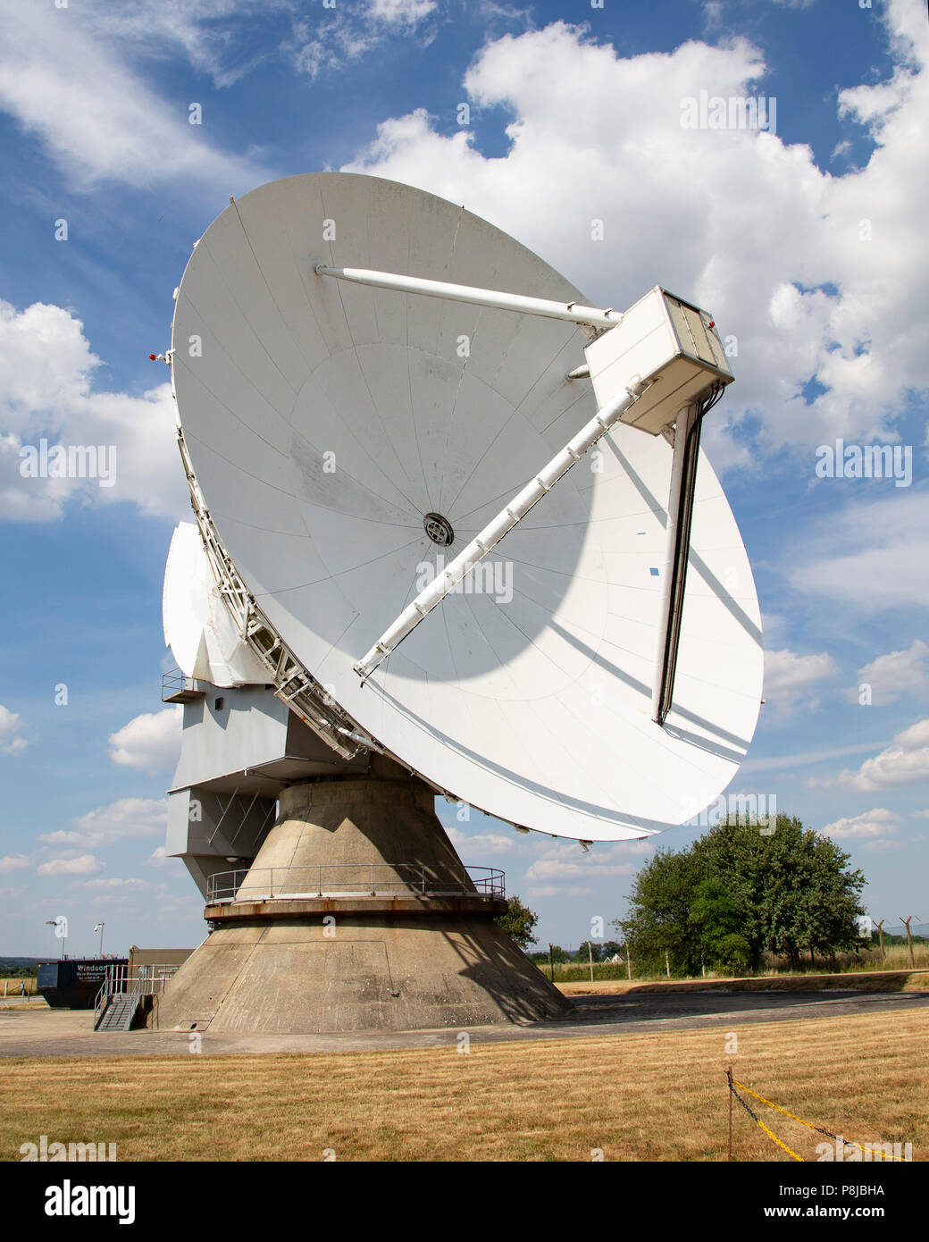 Il 25m antenne presso lo spazio impianto di monitoraggio a Chilbolton Foto Stock