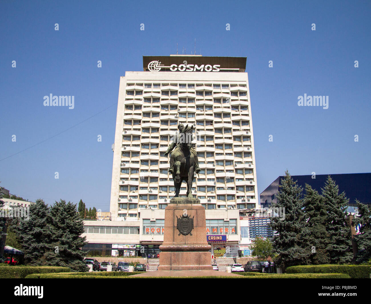 CHISINAU in Moldova - Agosto 11, 2015: Statua og sovietica leader militare Grigori Kotovski rivolto verso la ex Unione sovietica Cosmo hotel, uno dei punti di riferimento o Foto Stock