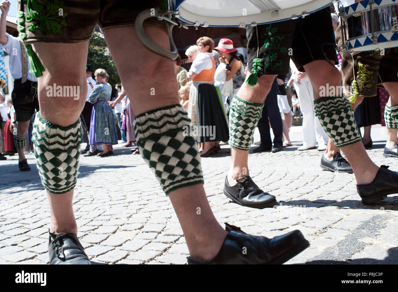 Processione della bavarese di una banda di ottoni nella città di Garmisch-Partenkirchen. Foto Stock