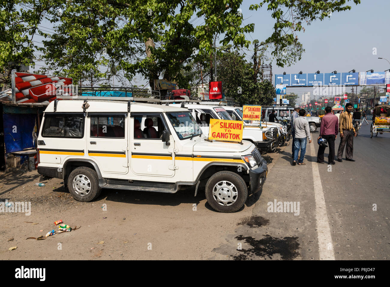 Siliguri, India, 4 Marzo 2017: Offroad automobili sono in attesa per consentire ai passeggeri di viaggiare a Gangtok a Siliguri Foto Stock