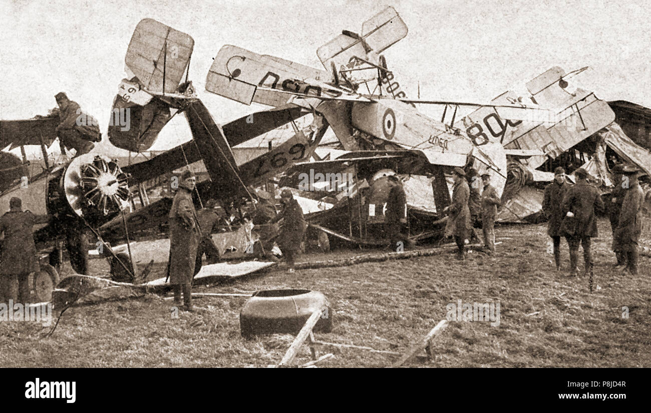 Aeromobili, soprattutto Avros danneggiato da un vento di tempesta su 4th-5a novembre 1918, a RAF Netheravon su Salisbury Plain, nel Wiltshire, Inghilterra. Netheravon era usata per scioglimento di squadroni Foto Stock