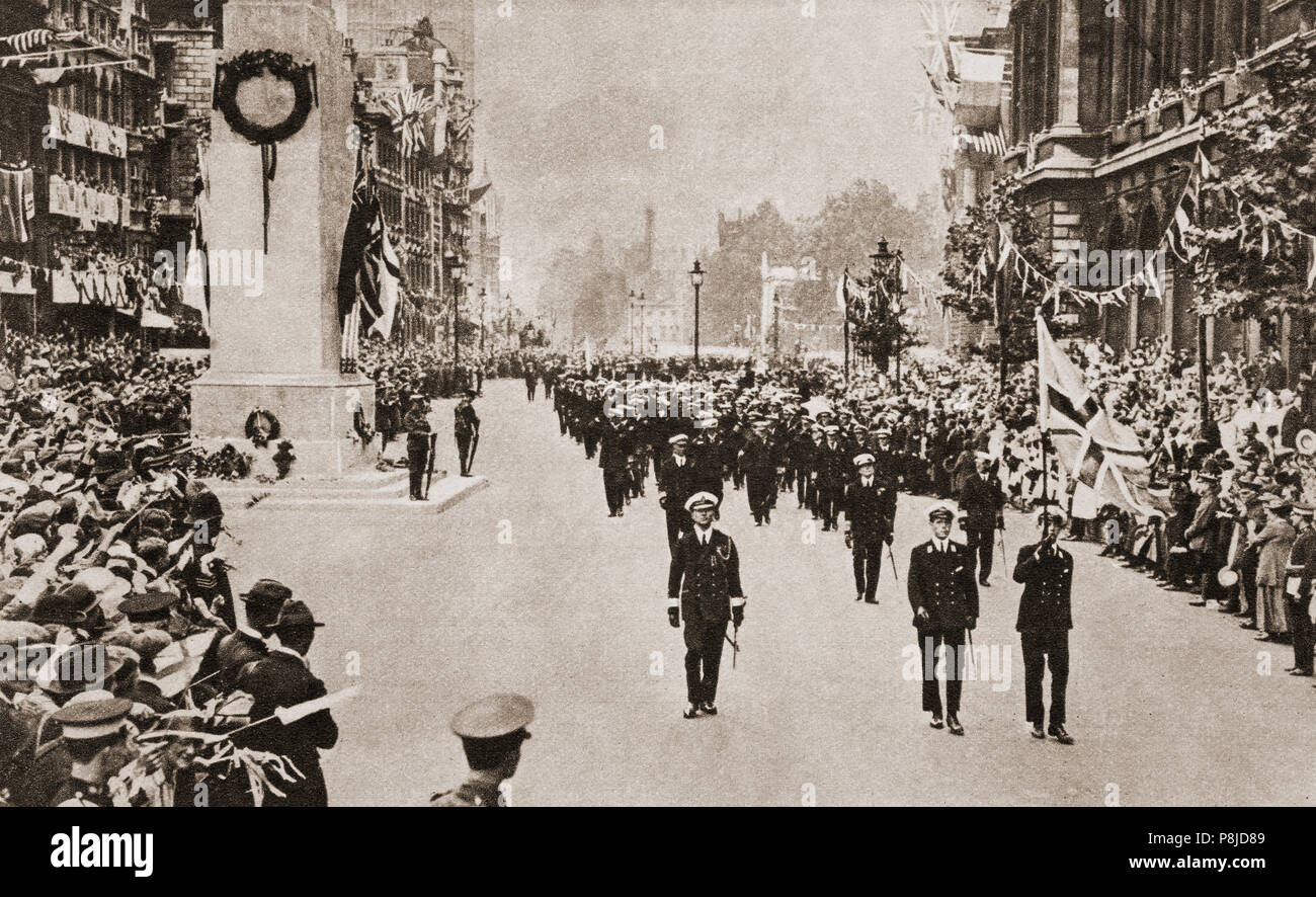 Una marcia militare passato presso il Cenotafio War Memorial Inaugurato dal Re Giorgio V il 11 novembre 1920, in occasione del secondo anniversario dell'Armistizio con la Germania che concluse la prima guerra mondiale. La cerimonia di inaugurazione è stato parte di una grande processione portando il guerriero sconosciuto per essere messo a riposare nel suo sepolcro vicino a Westminster Abbey. Il corteo funebre itinerario passava il Cenotafio, progettato da Edwin Lutyens, dove il re di attesa deposto una corona sull'Ignoto guerriero-gun carrello prima di procedere a svelare il memoriale che fu avvolto in una grande Unione. Foto Stock