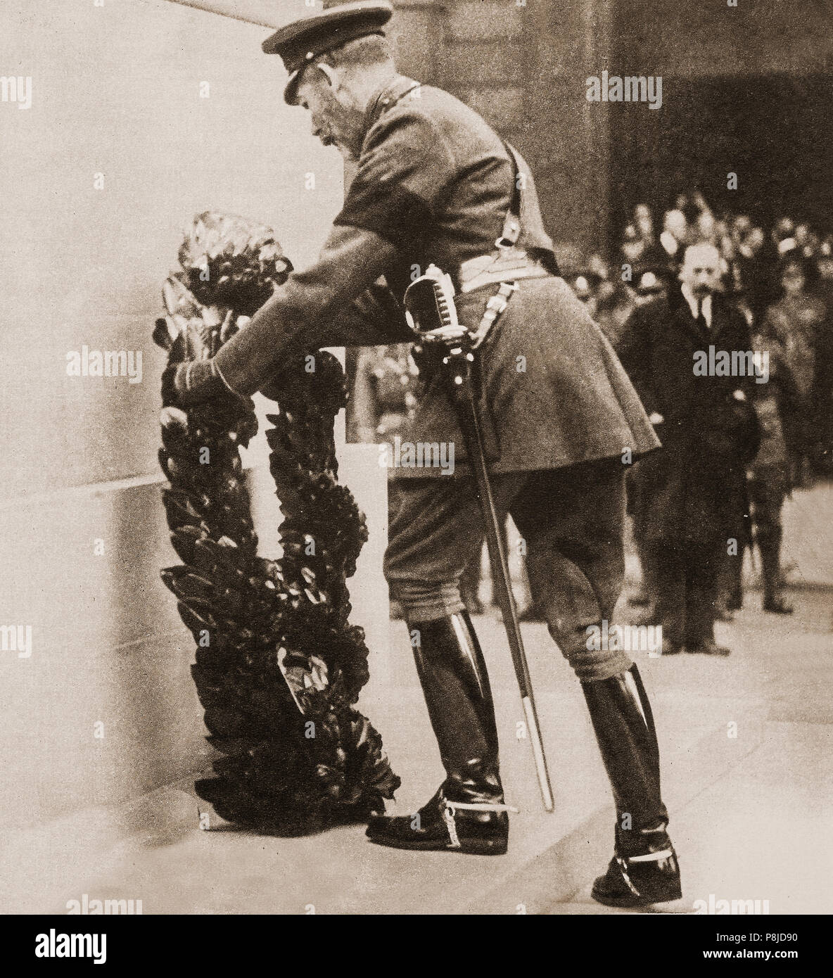 Il cenotafio memoriale di guerra è stata svelata dal Re Giorgio V il 11 novembre 1920, in occasione del secondo anniversario dell'Armistizio con la Germania che concluse la prima guerra mondiale. La cerimonia di inaugurazione è stato parte di una grande processione portando il guerriero sconosciuto per essere messo a riposare nel suo sepolcro vicino a Westminster Abbey. Il corteo funebre itinerario passava il Cenotafio, progettato da Edwin Lutyens, dove il re di attesa deposto una corona sull'Ignoto guerriero-gun carrello prima di procedere a svelare il memoriale che è stato drappeggiati in grande unione Foto Stock