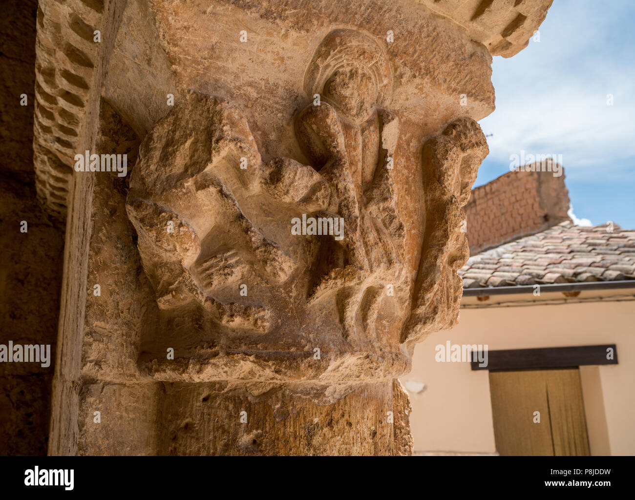 Capitello romanico nella galleria della chiesa di San Miguel nella piccola città di San Esteban De Gormaz in provincia di Soria, Castilla y León, Spagna Foto Stock