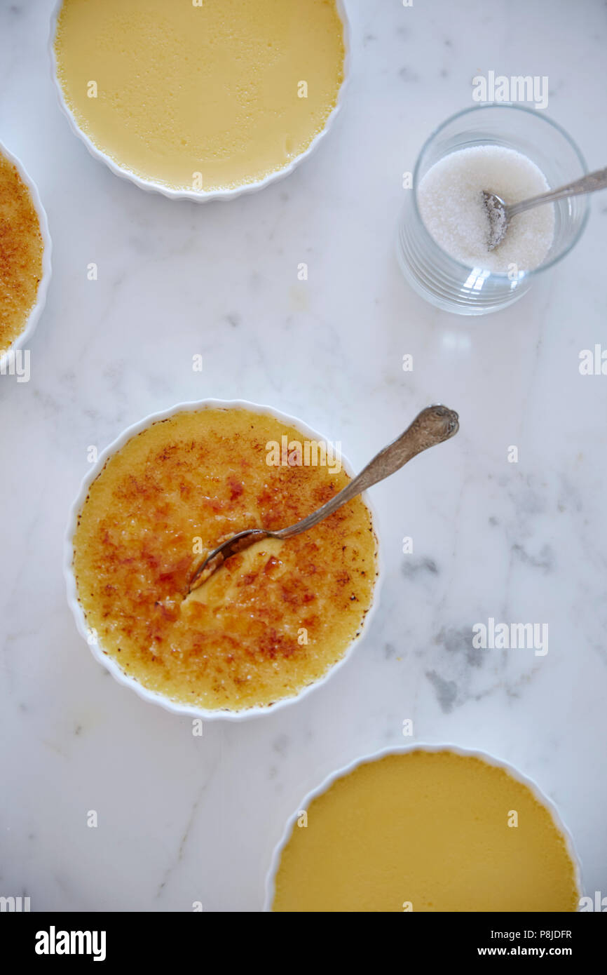 Vista superiore incrinato verticale brûlée crema Foto Stock