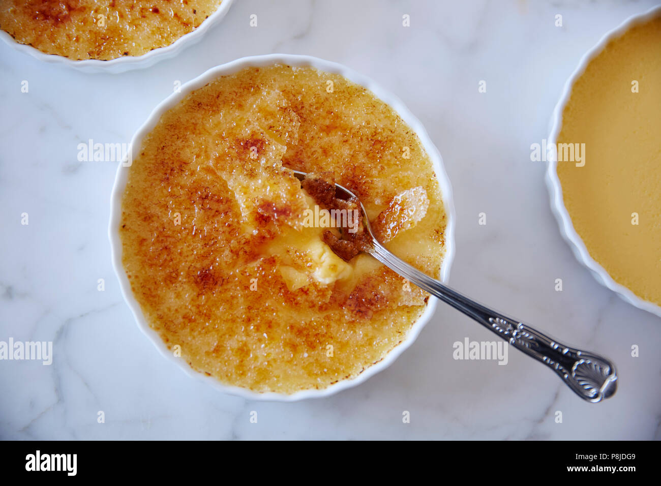 Vista superiore closeup incrinato brûlée crema Foto Stock