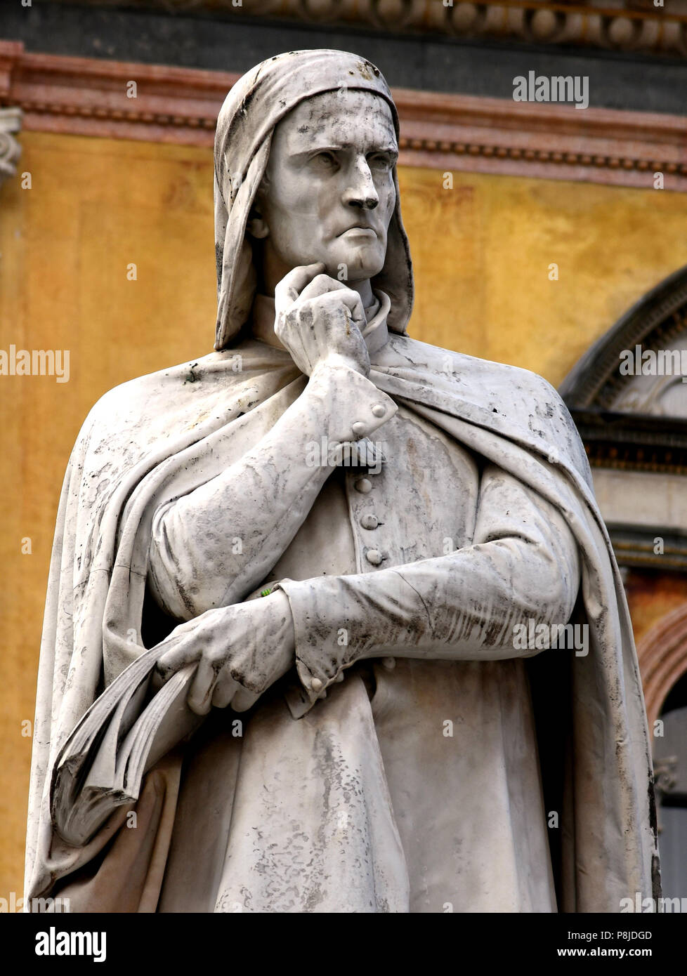 La statua di Dante Alighieri in Piazza Piazza dei Signori, Verona, Veneto, Italia, italiano ( Duranti degli Alighieri - Dante Alighieri o semplicemente Dante 1265 - 1321 era un grande poeta italiano del tardo medioevo. La sua Divina Commedia, originariamente chiamato Comedìa (moderno italiano: Commedia) e più tardi battezzata Divina di Giovanni Boccaccio, è ampiamente considerato come il più importante poema del Medioevo e la più grande opera letteraria in lingua Italiana ) Foto Stock