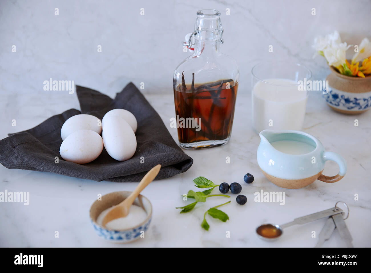 Creme brûlée ingredienti su marmo bianco sullo sfondo Foto Stock