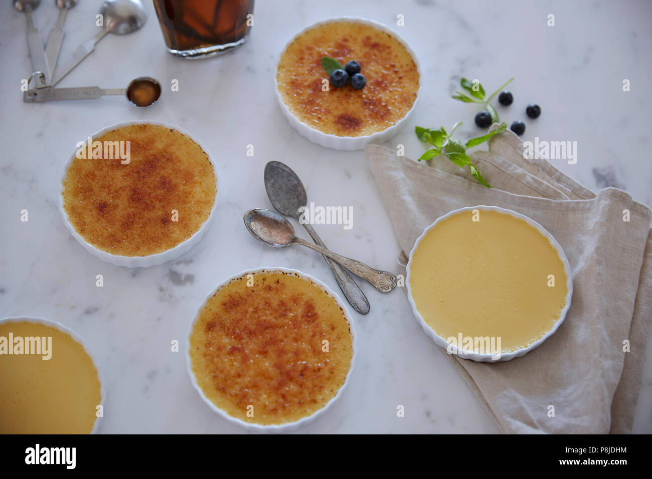 Fatta in casa creme brûlée vista superiore con lo styling Foto Stock